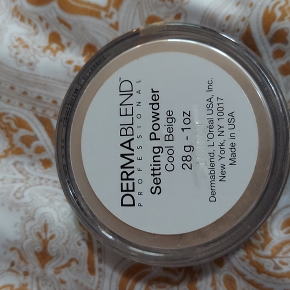 Lot of makeup - Picture 4 of 14